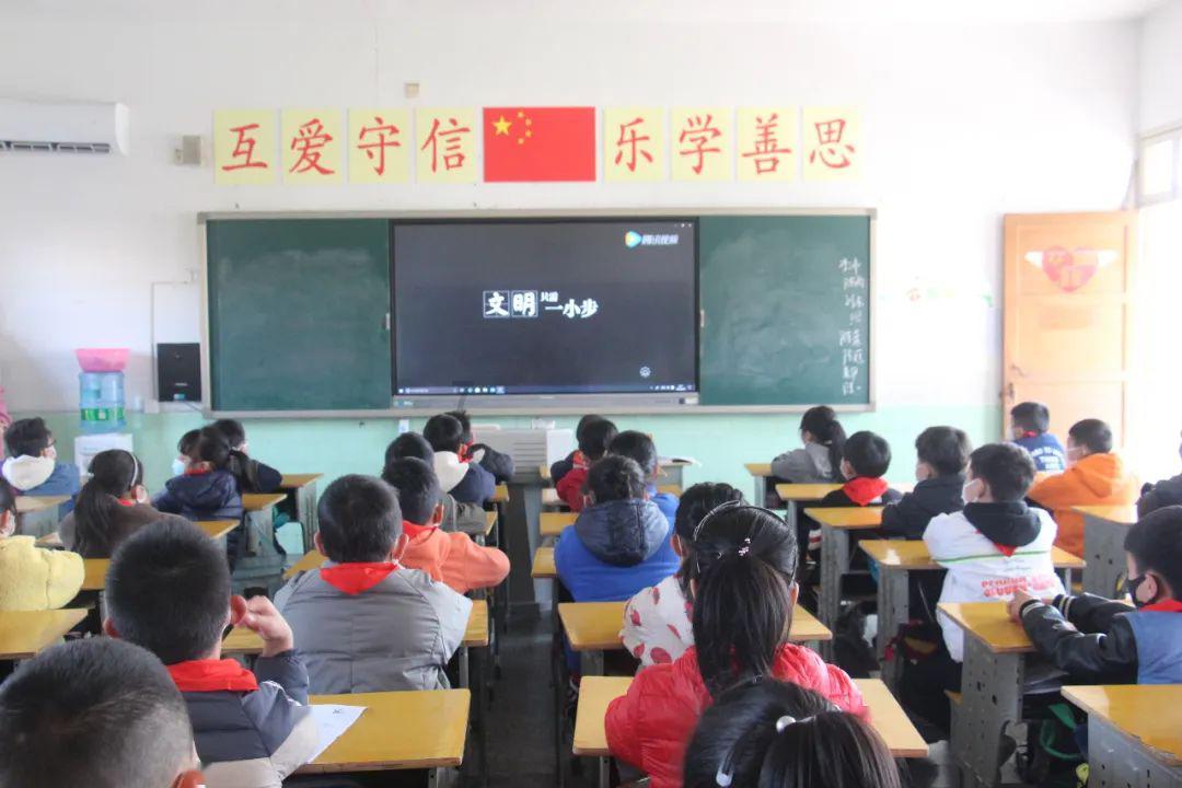 成毅:一个把土掉渣的花衣服穿出清冷感的男人